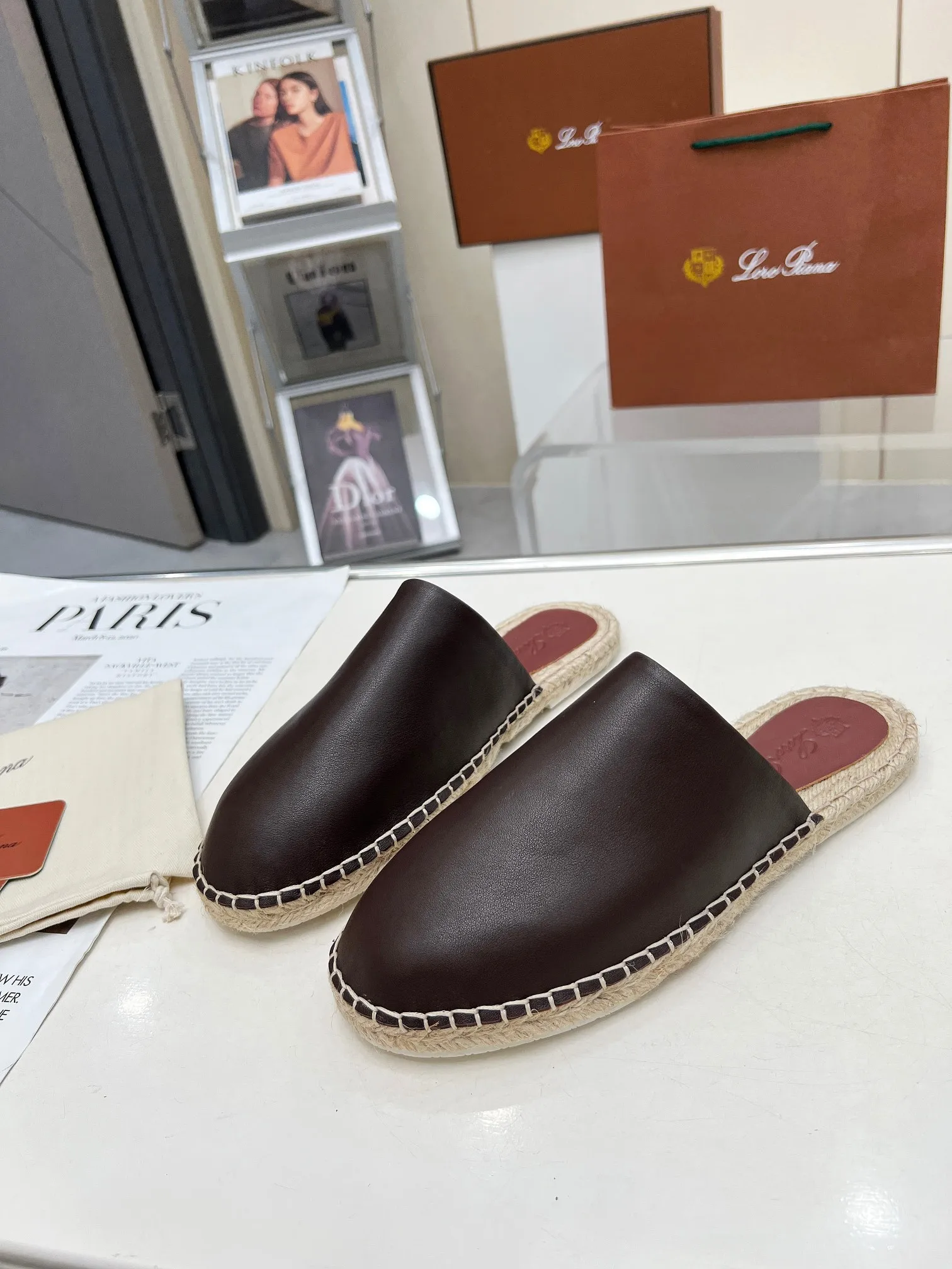 Men's men's shoes 💰520 🧚‍♂️.Loro Piana*👉Top genuine high-end fisherman's shoes and half-drag style👉Buy the original 1:1 copy💯💯💯 Founded the existing Loro Piana company on April 24, 1924. It is now the sixth generation of family business, providing high-quality products to customers who are discerning about taste and quality. ❤️Imported calfskin fabric. The lining is made of A-grade sweat-absorbent and breathable lining. 💯💯💯 Purely handmade. 💯Authentic packaging. Original one-to-one molded outsole. The favorite sandals of Middle Eastern tycoons. Code number: 39-46.